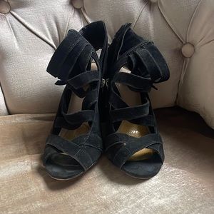GUC Vince Camuto strappy suede heels 6.5